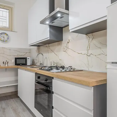 Guesthost - Bright Flat With Terrace In 아파트