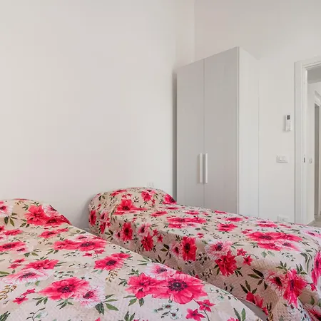 Guesthost - Bright Flat With Terrace In 아파트