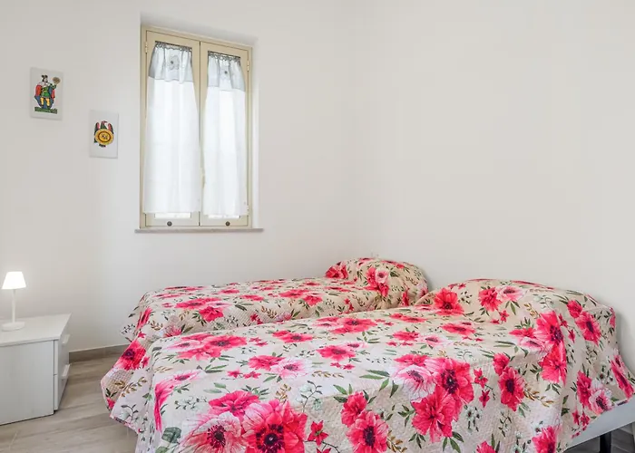 Bright Flat With Terrace In Apartment *